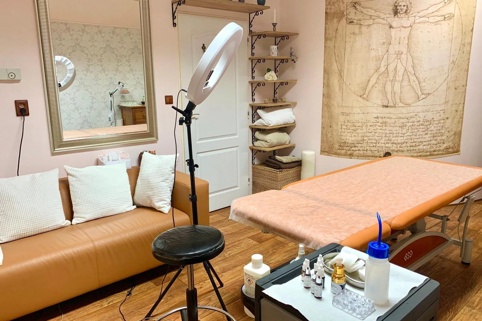 Studio v Ostrovní | nastřelování náušnic Praha 1 – interiér salonu