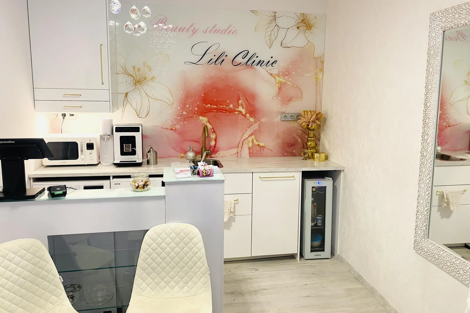 Lili Clinic - Beauty studio (masáže, kosmetika, PMU) – interiér salonu