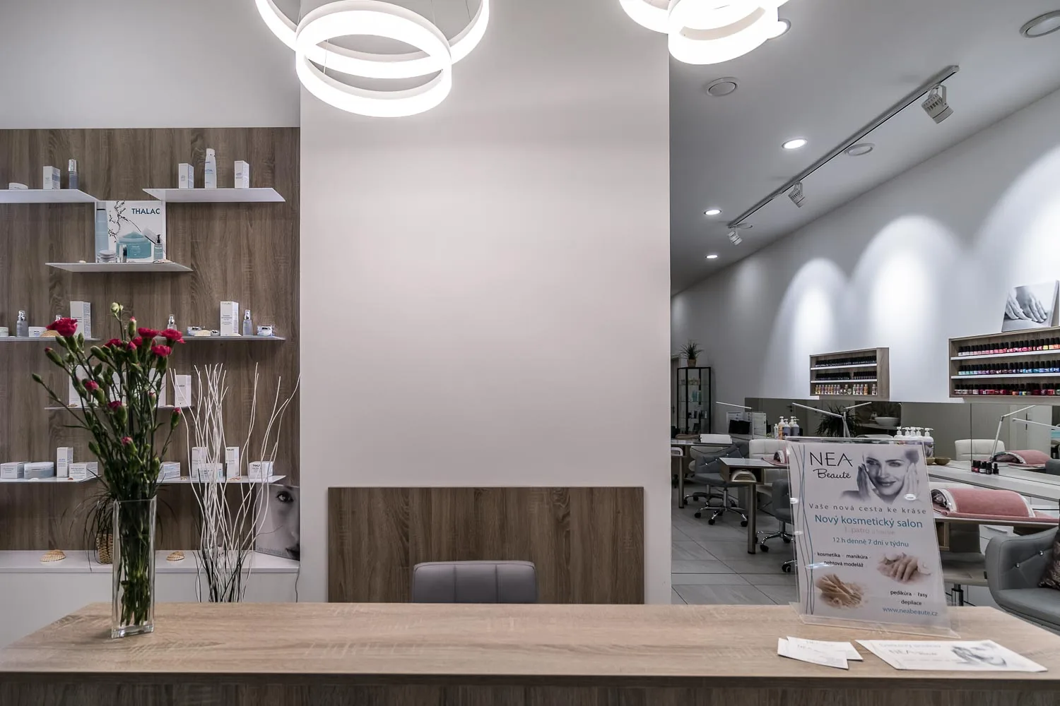 NEA Beauté luxusní salon Praha - mani | pedi | kosmetika | pmu | řasy | masáže – interiér salonu