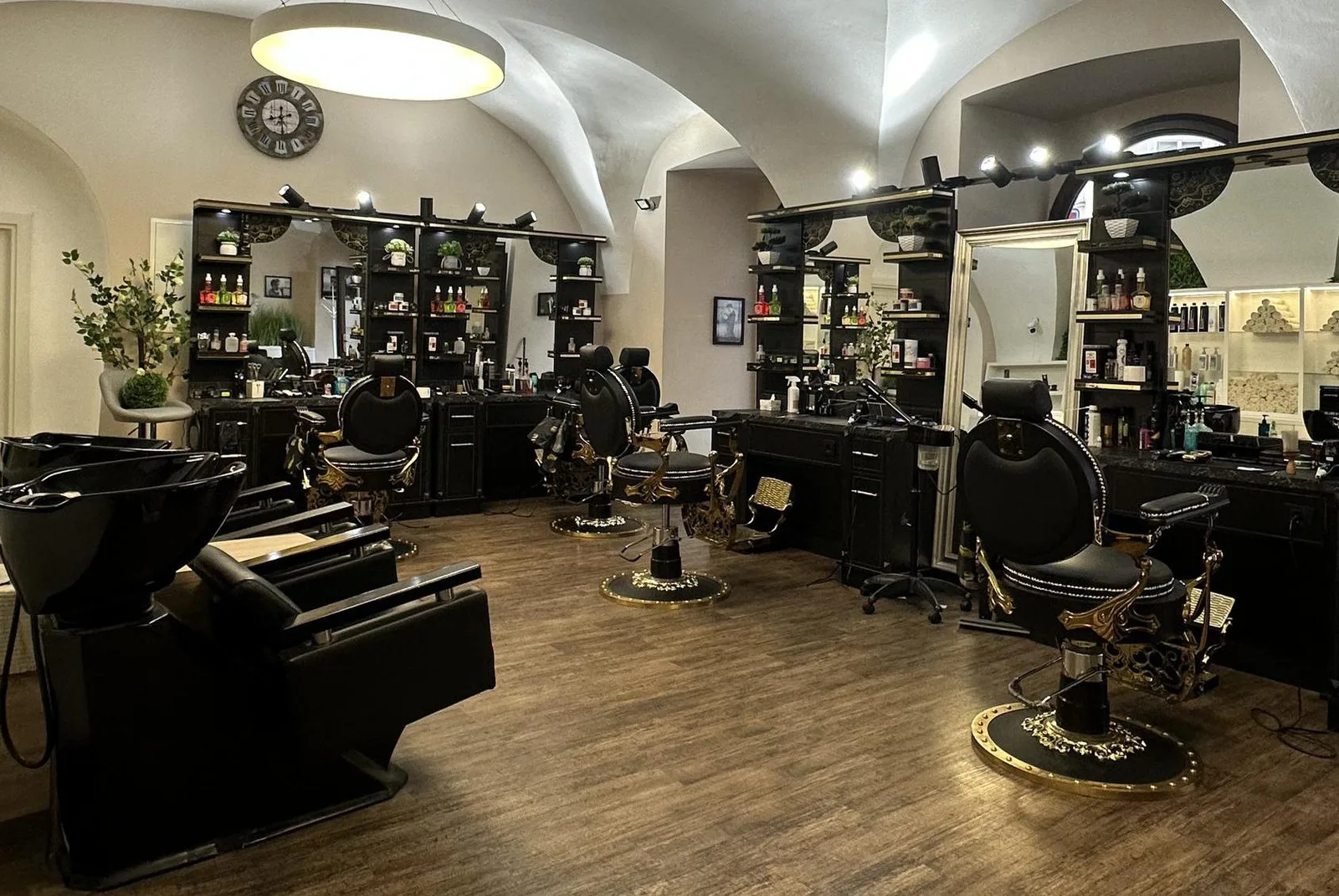 Mozart Barbershop – interiér salonu