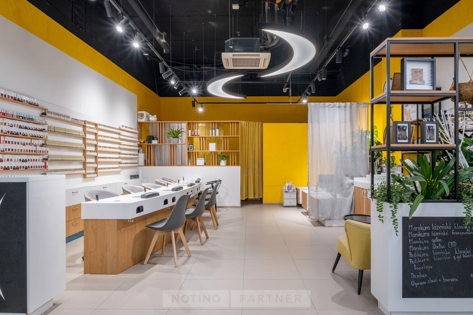 MOON Nails & Beauty – interiér salonu