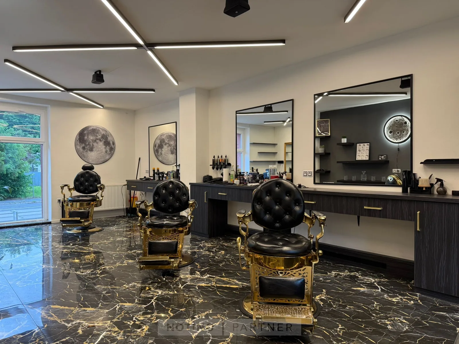 MOON Barbershop – interiér salonu