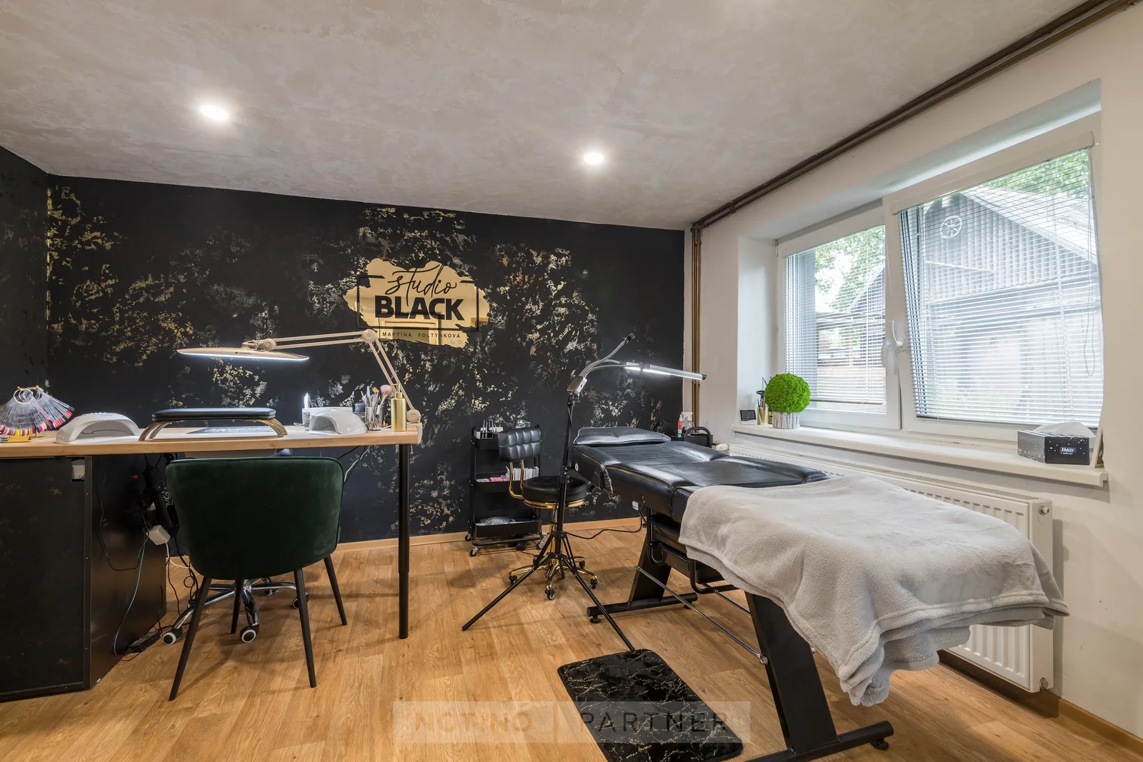 Studio BLACK Martina Foltýnková – interiér salonu