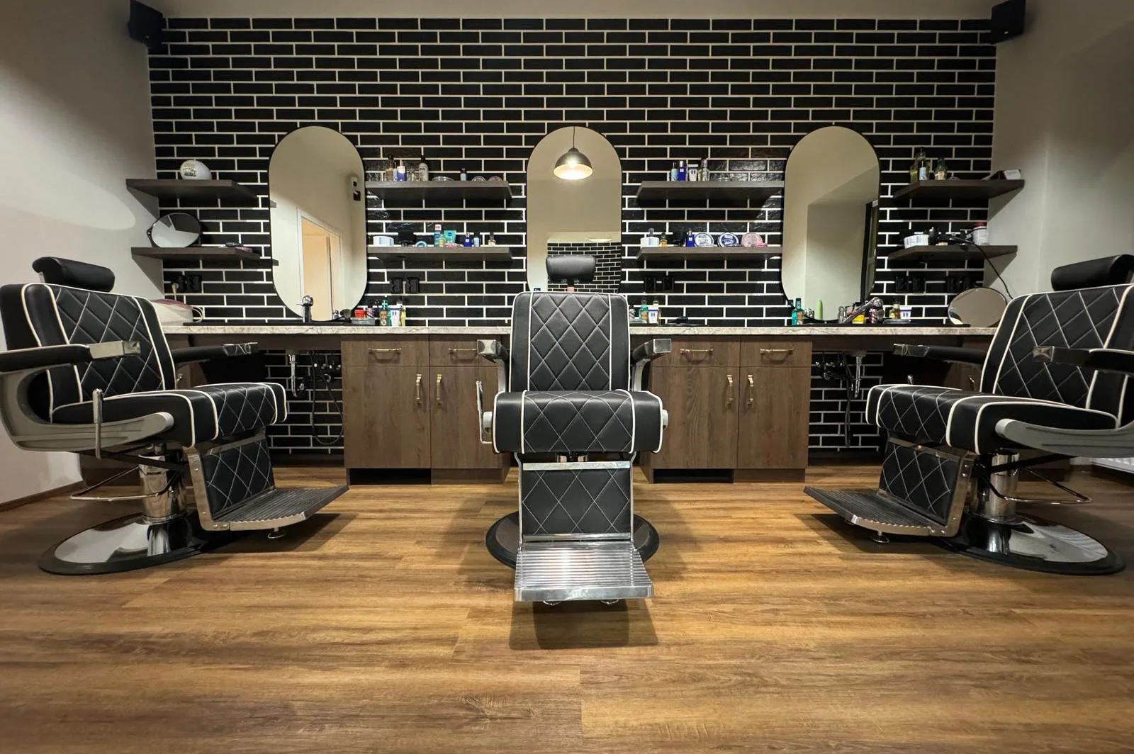 Earl’s Barbershop – Barber Praha 5 Anděl – interiér salonu