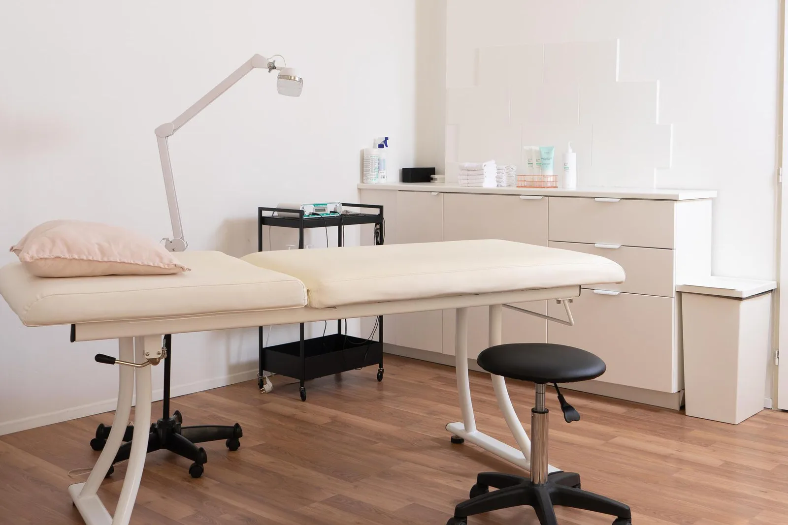 ESTEY - elektroepilace (electrolysis, электроэпиляция), depilace voskem Lycon – interiér salonu