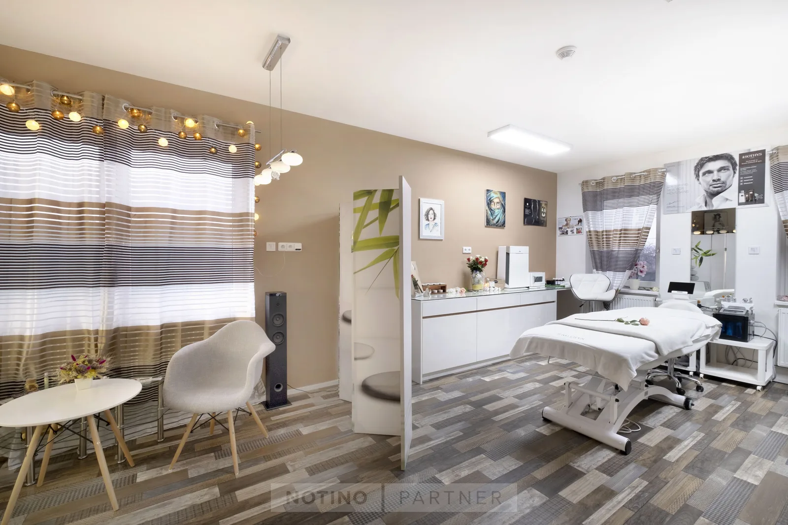 Salon Efa - Studio za Zrcadlem – interiér salonu