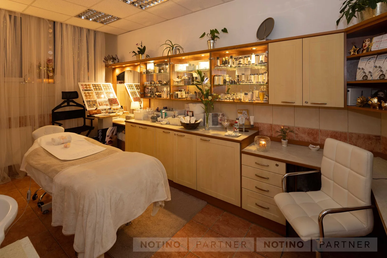KOSMETICKÉ A VIZÁŽISTICKÉ SLUŽBY-BEAUTY STUDIO KRÁSNĚJŠÍ,Zdena Velká – interiér salonu