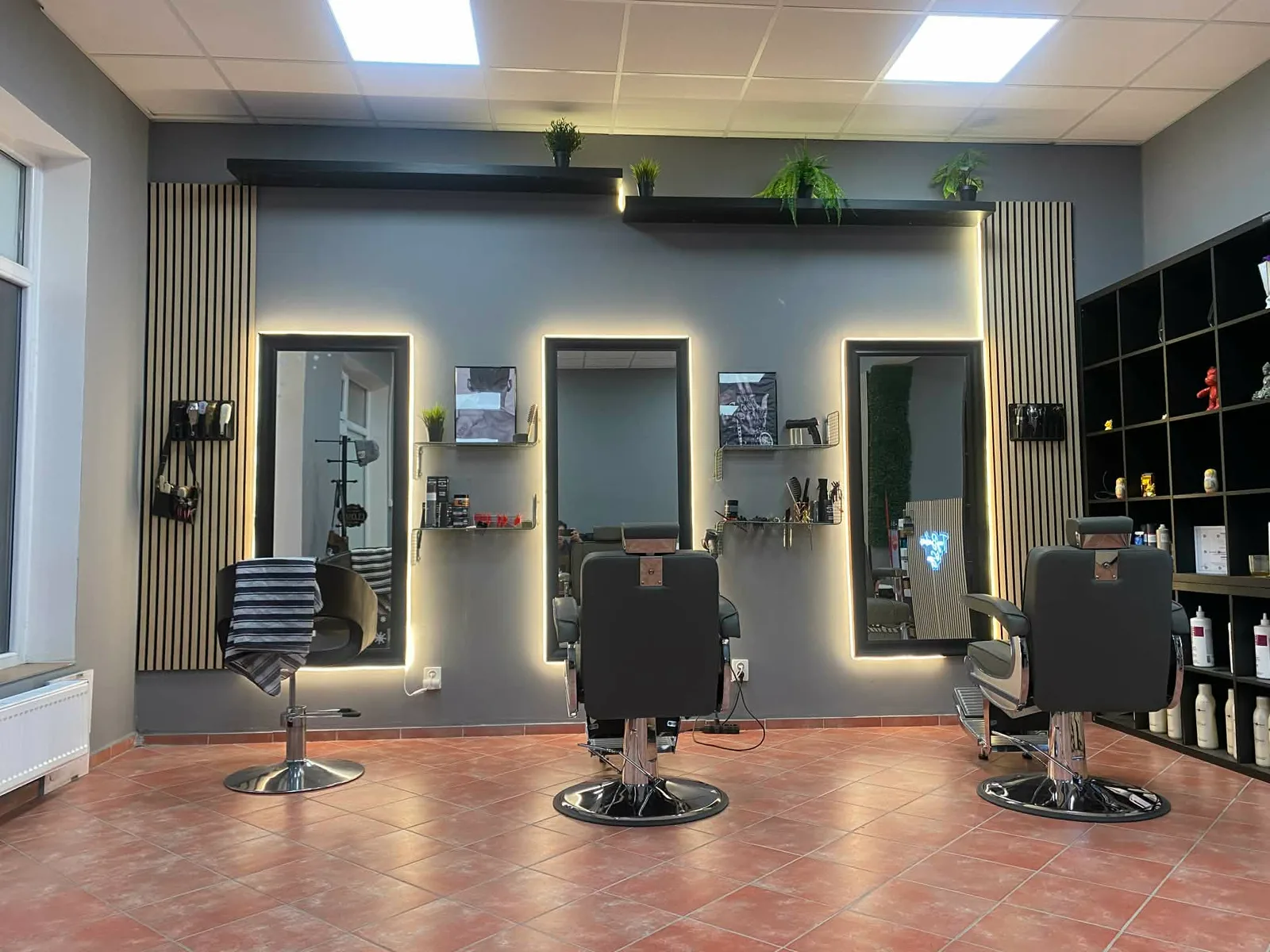 Čakovice holic – interiér salonu