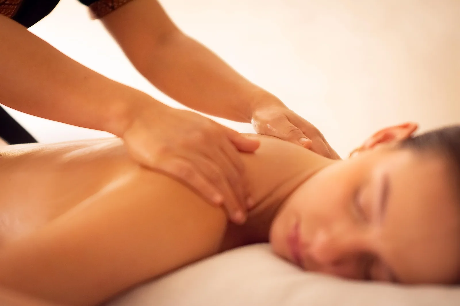 Masáže zad – ukázka práce, Thajské masáže ZEN SALON