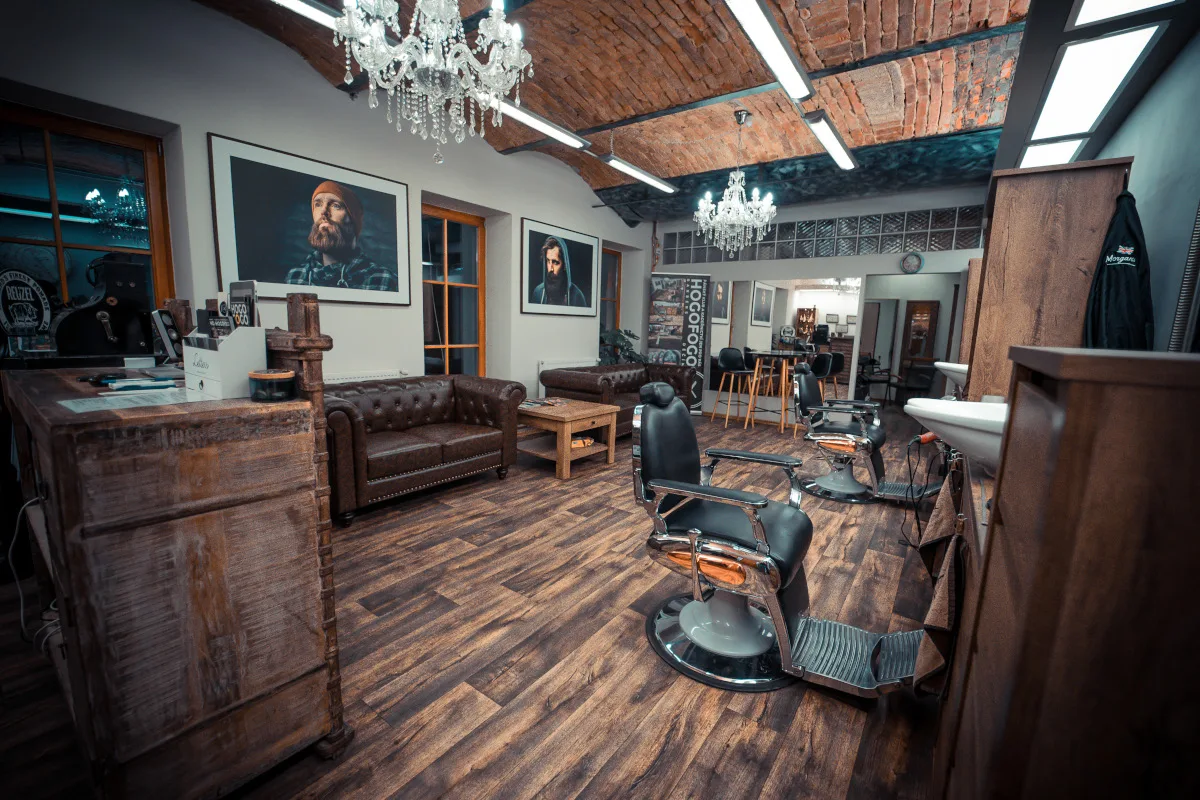 HOGO FOGO Barbers / Holičství a Kadeřnictví – interiér salonu