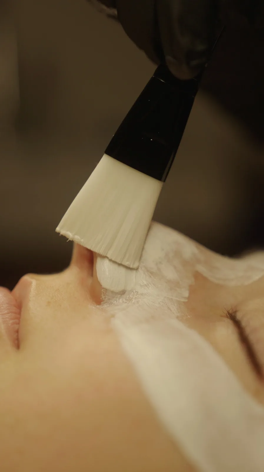 Peeling – ukázka práce, theskin | Kosmetický salon