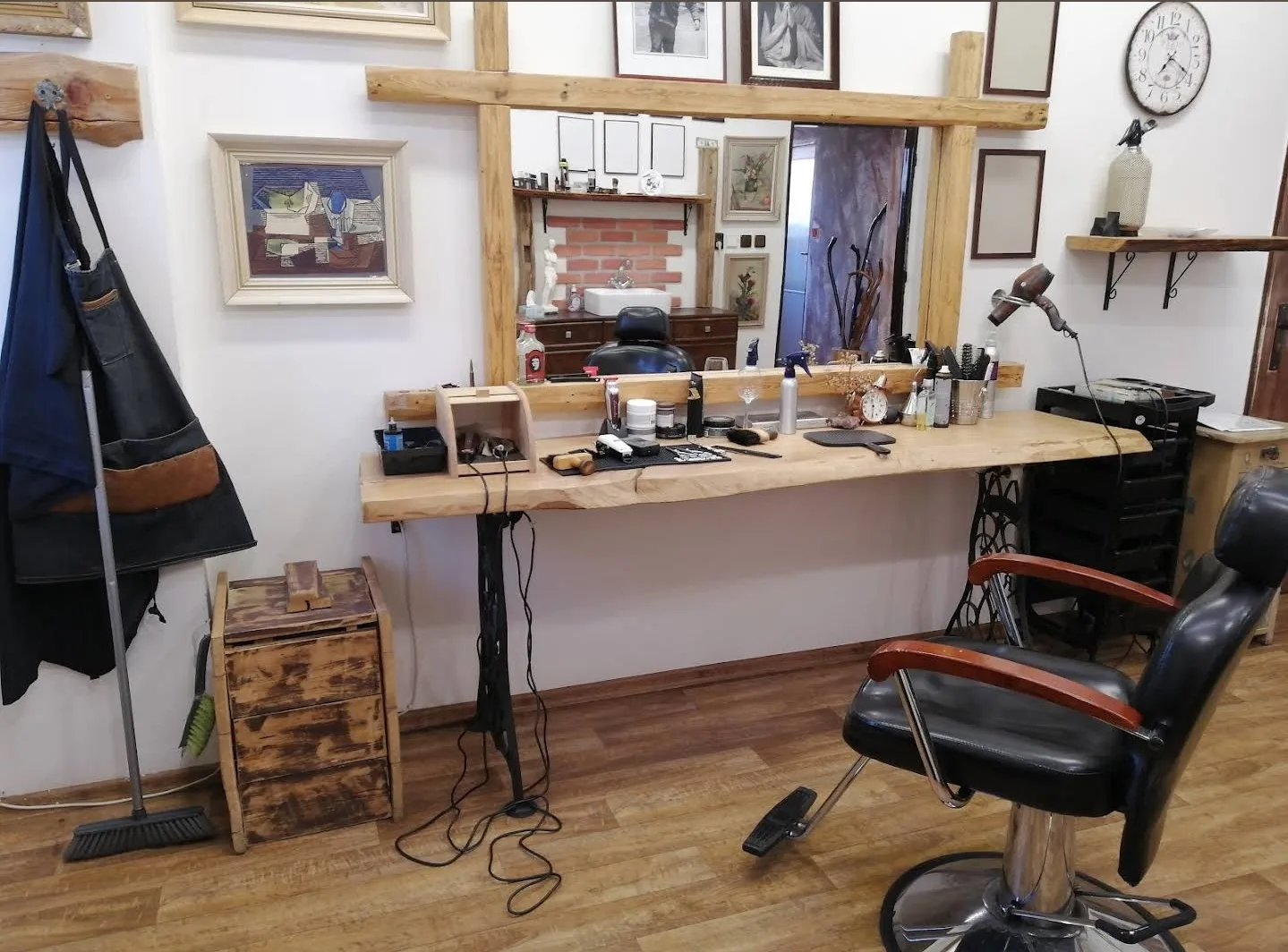 Holičství Faris – interiér salonu