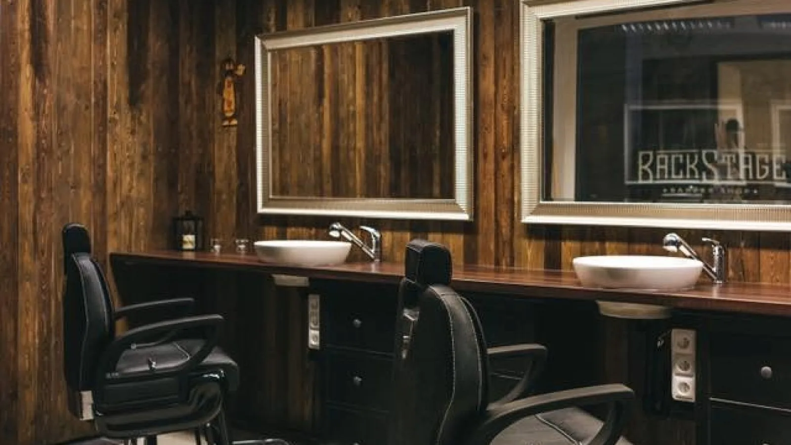 Backstage Barber Shop – interiér salonu