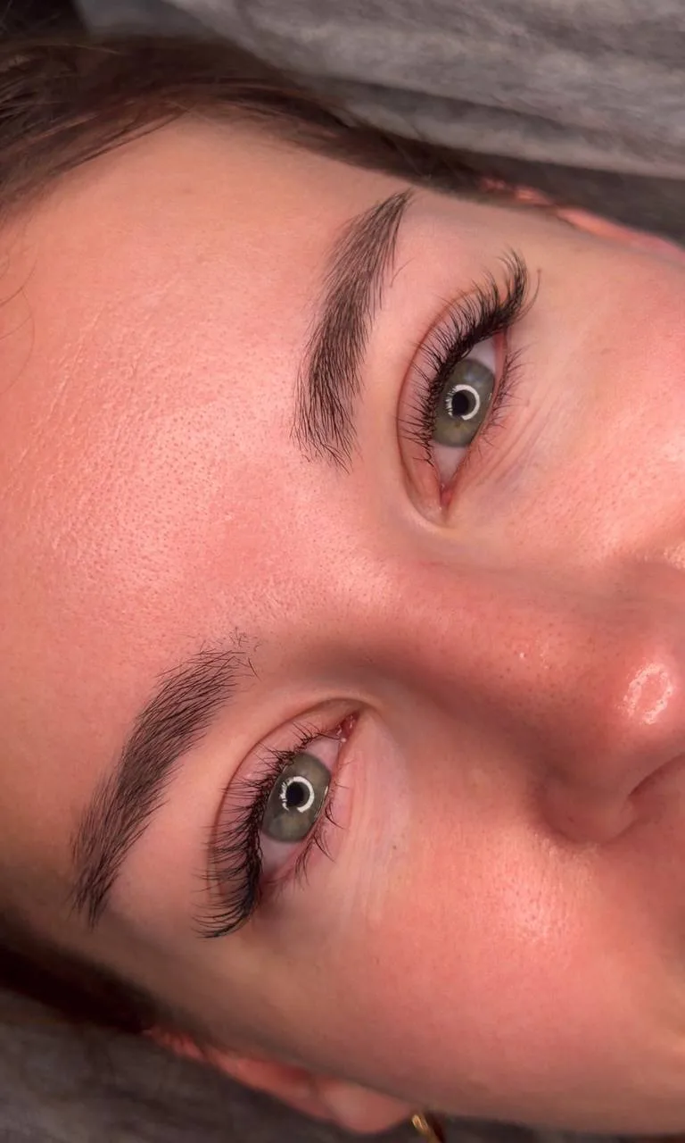 Prodloužení řas 1D (řasa na řasu) – ukázka práce, Beauty salon Dotek Krásy-kadeřnictví,manikúra a pedikúra,líčení,masáže, permanentní make-up,péče o řasy a obočí