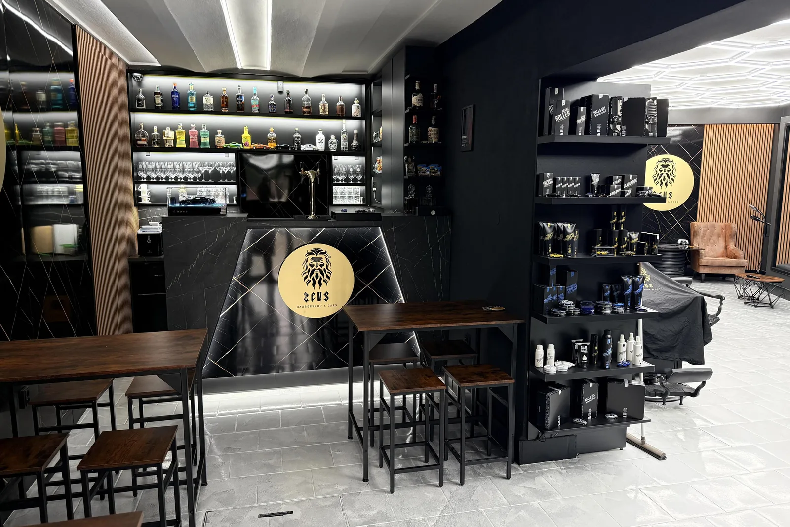 ZEUS BARBERSHOP & CARS – interiér salonu
