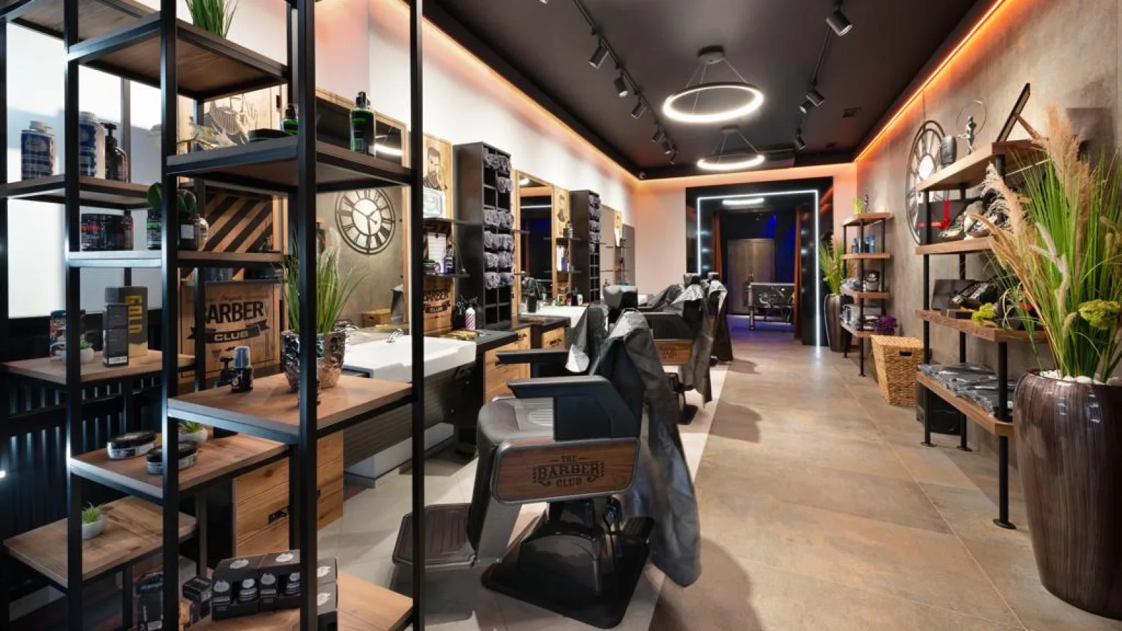 Noble Wolf Barber Shop – interiér salonu