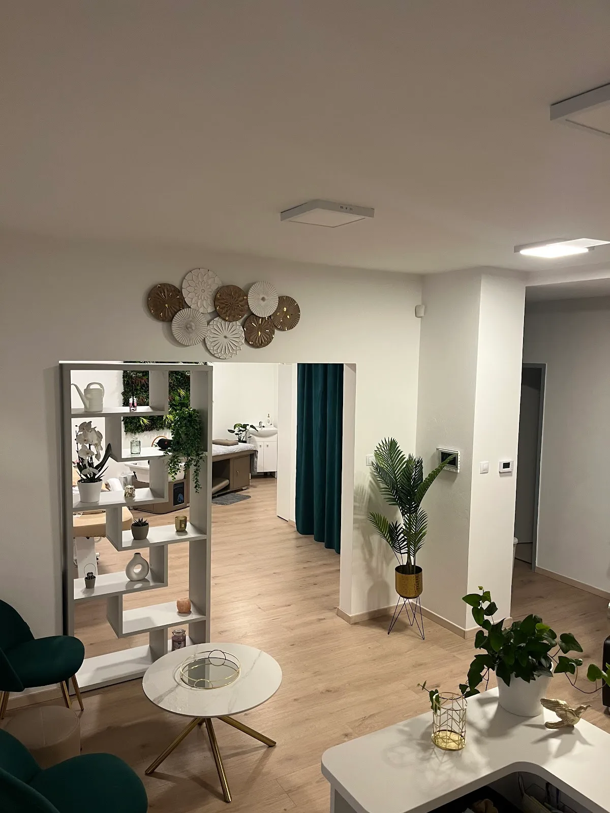 Head spa - Goldie Beauty - kosmetika - kadeřnictví – interiér salonu