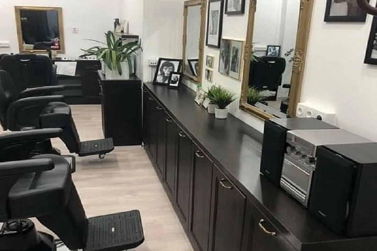 Combed Monkey Barber Shop – interiér salonu