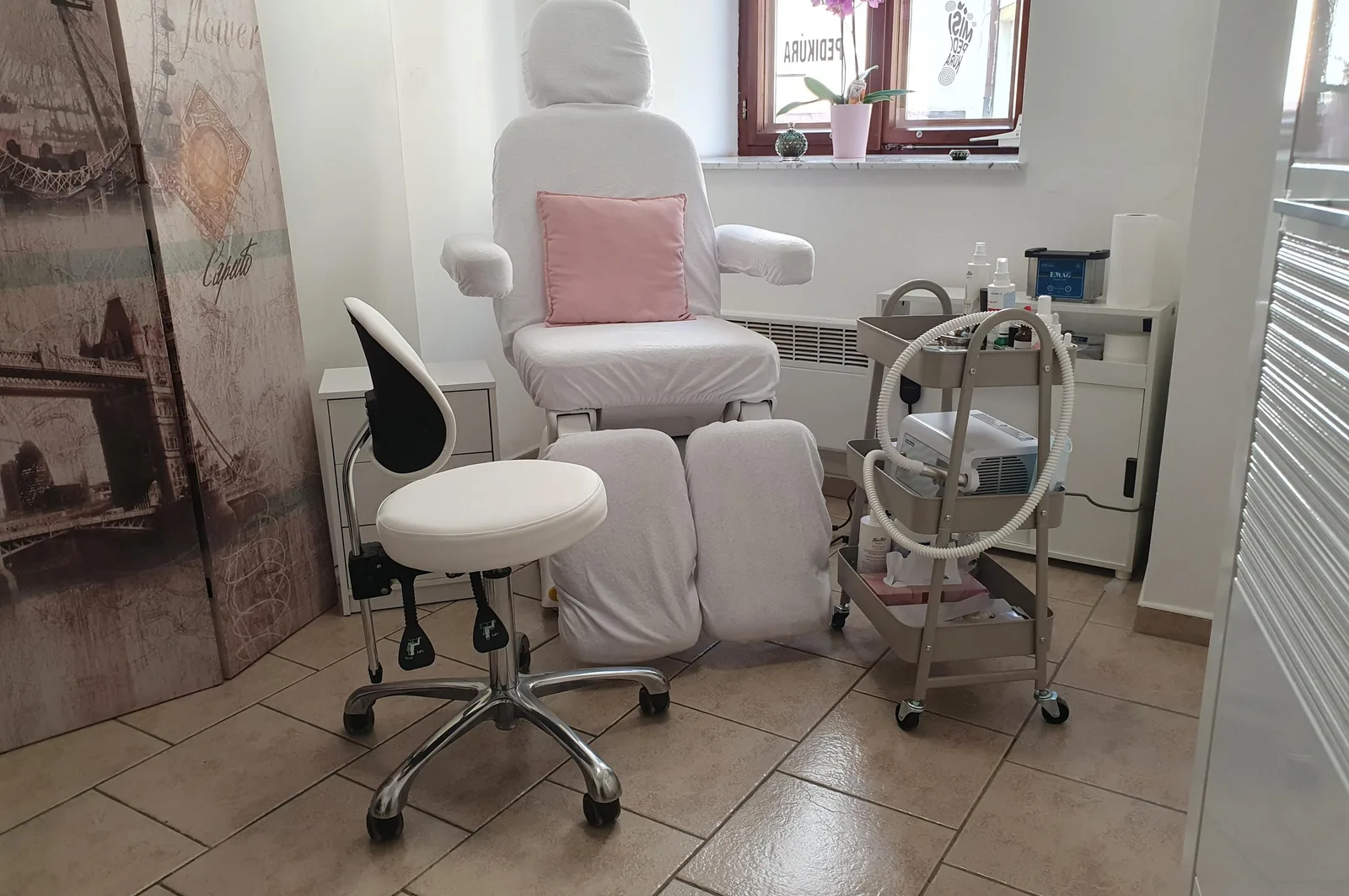 Míši pedikúra – interiér salonu
