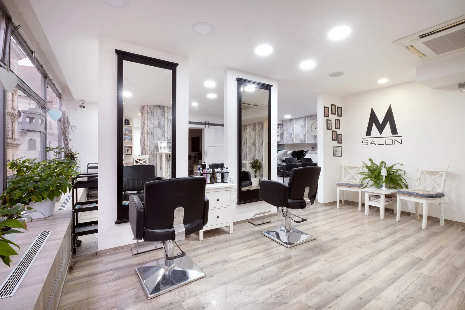 M salon, s.r.o. – interiér salonu