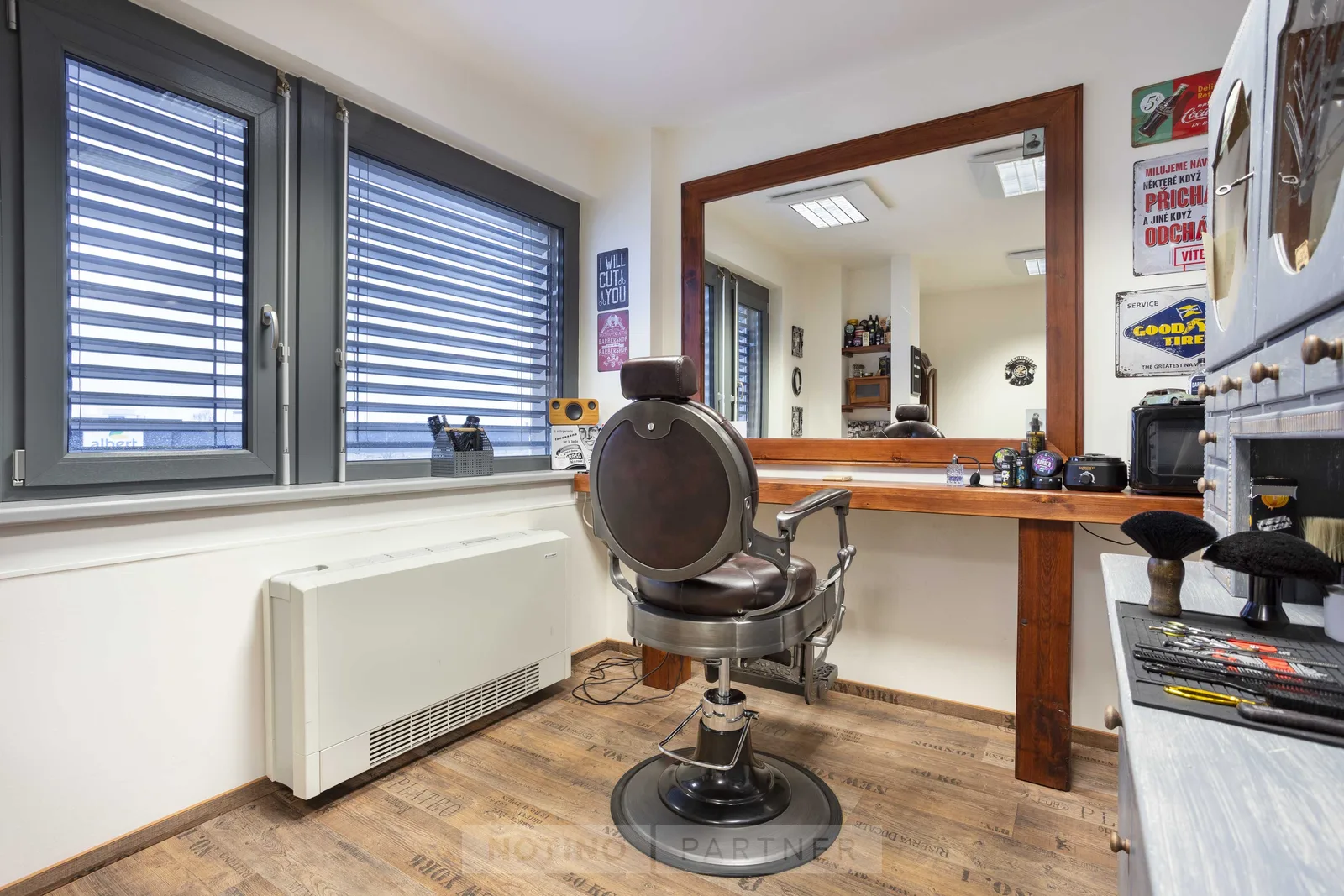 Barber woman Veronika Spivak / Holičství Tábor – interiér salonu