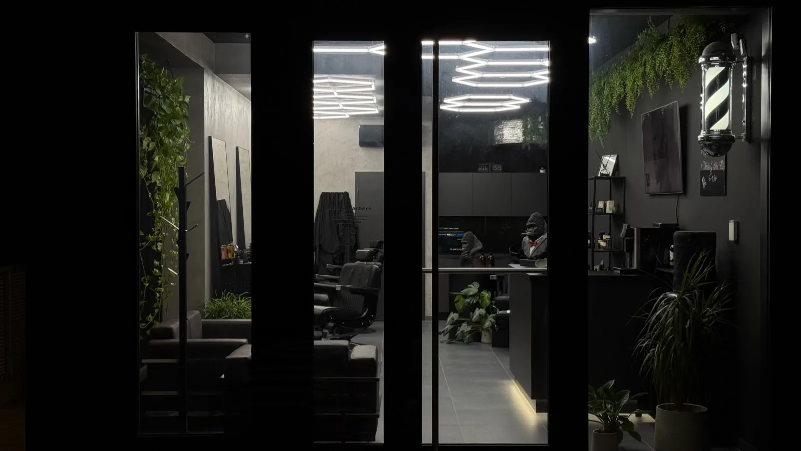 Gorilla Barbers – interiér salonu