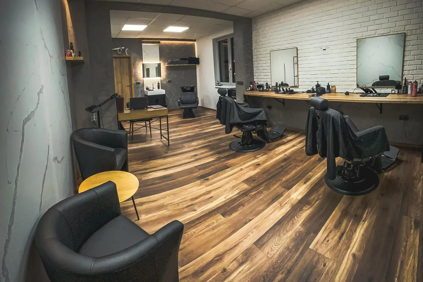 Giovanni Barbershop – interiér salonu