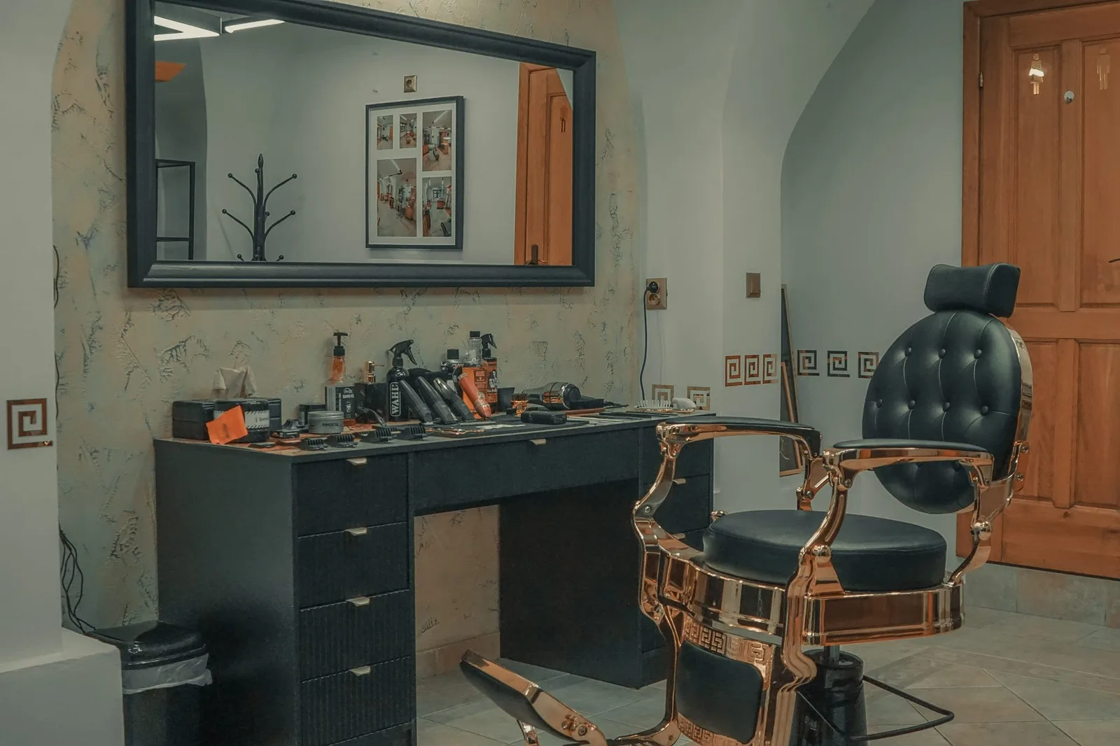 el Lobo barbershop – interiér salonu