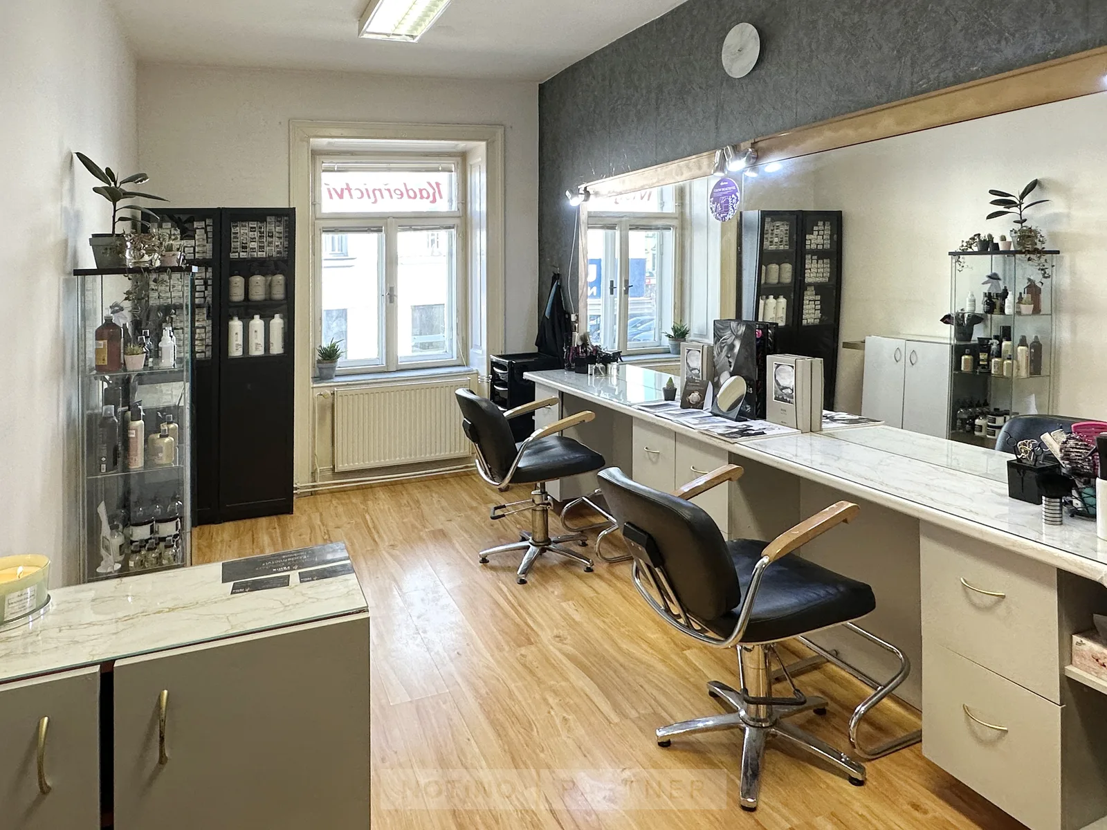 Salón Fénix | Maderoterapie | Pedikúra | Kadeřnictví – interiér salonu