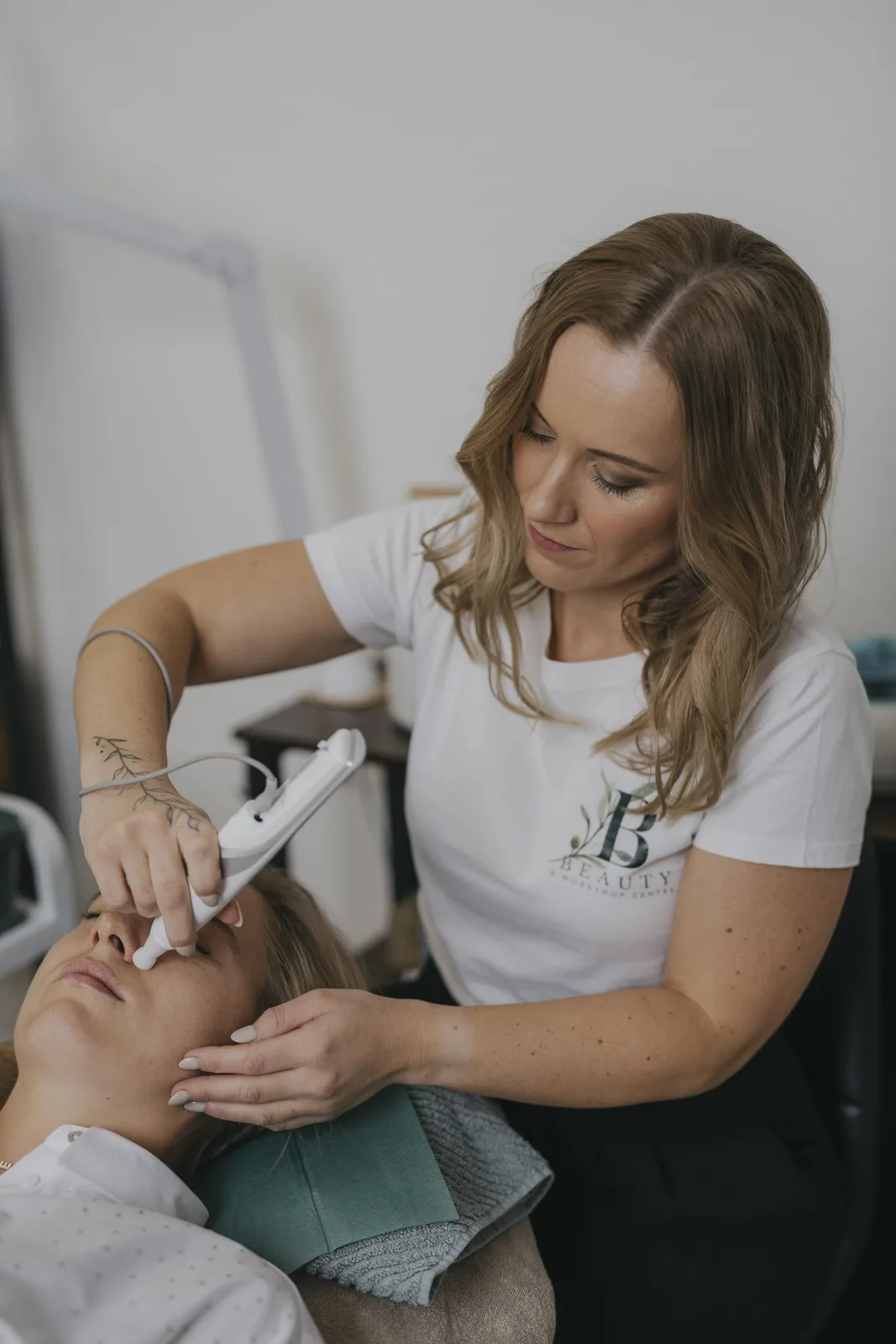 Studená plazma Dr. Platon Ultra - čištění, použití studené plazmy Dr. Platon Ultra a závěrečná péče – ukázka práce, Beauty & Workshop Centre