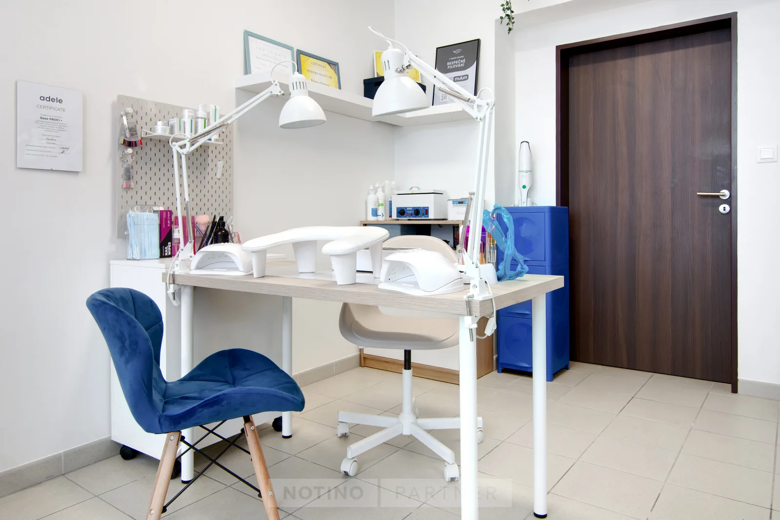 b.studio-Uhlířské Janovice – interiér salonu