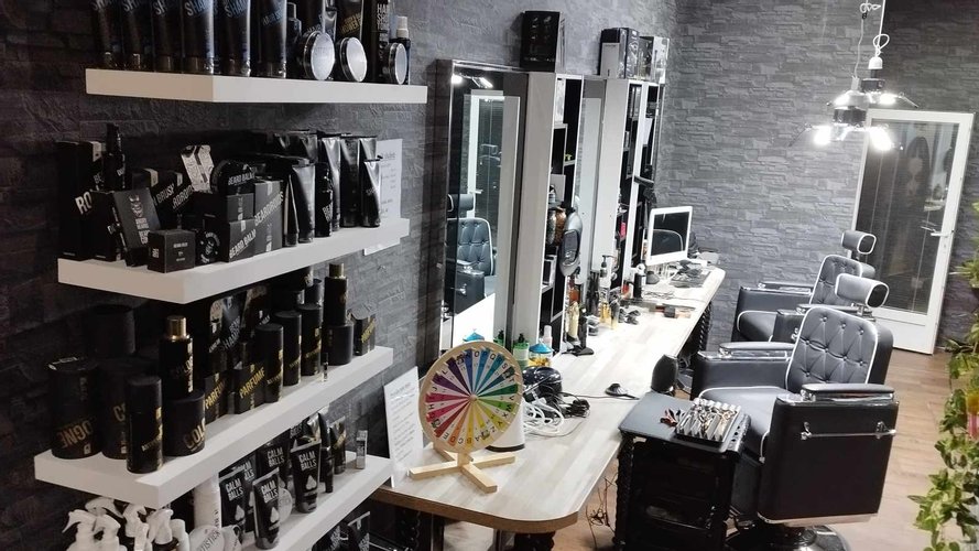 Carlos - pánské holičství - Gallery Image 1