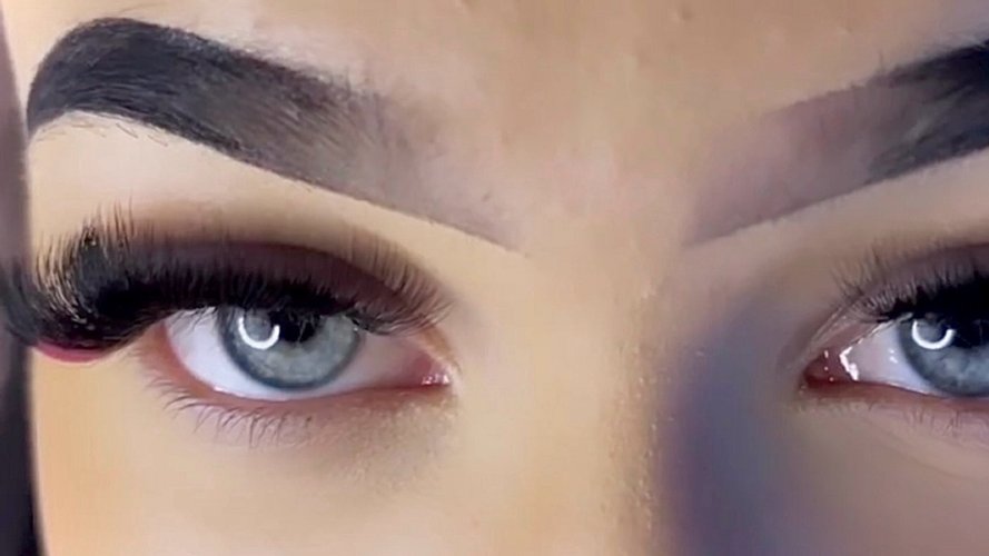 Golden Lash Luxury - Gallery Image 1